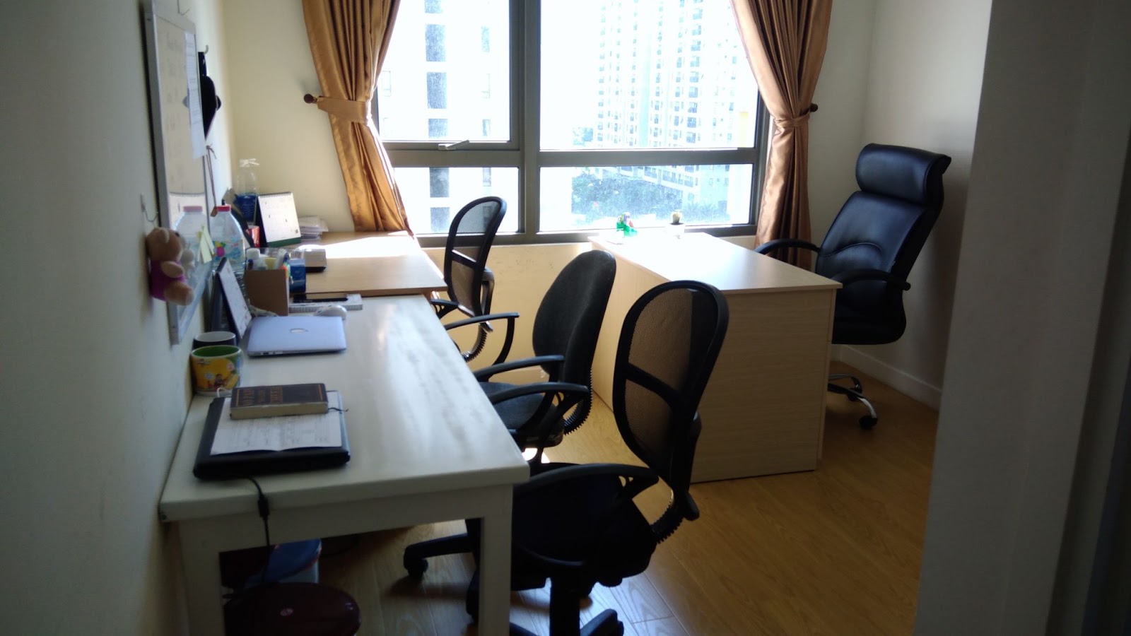 (Văn phòng sau khi được dọn dẹp)